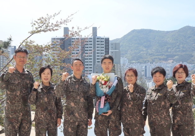 육군 53사단 부산여단, 생활고 겪는 상근예비역에 기부금 전달