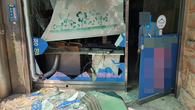 "깨진 유리·흙먼지 잔뜩, 사흘째 장사 망쳤다"…가스통 폭발 주변 상가 막막