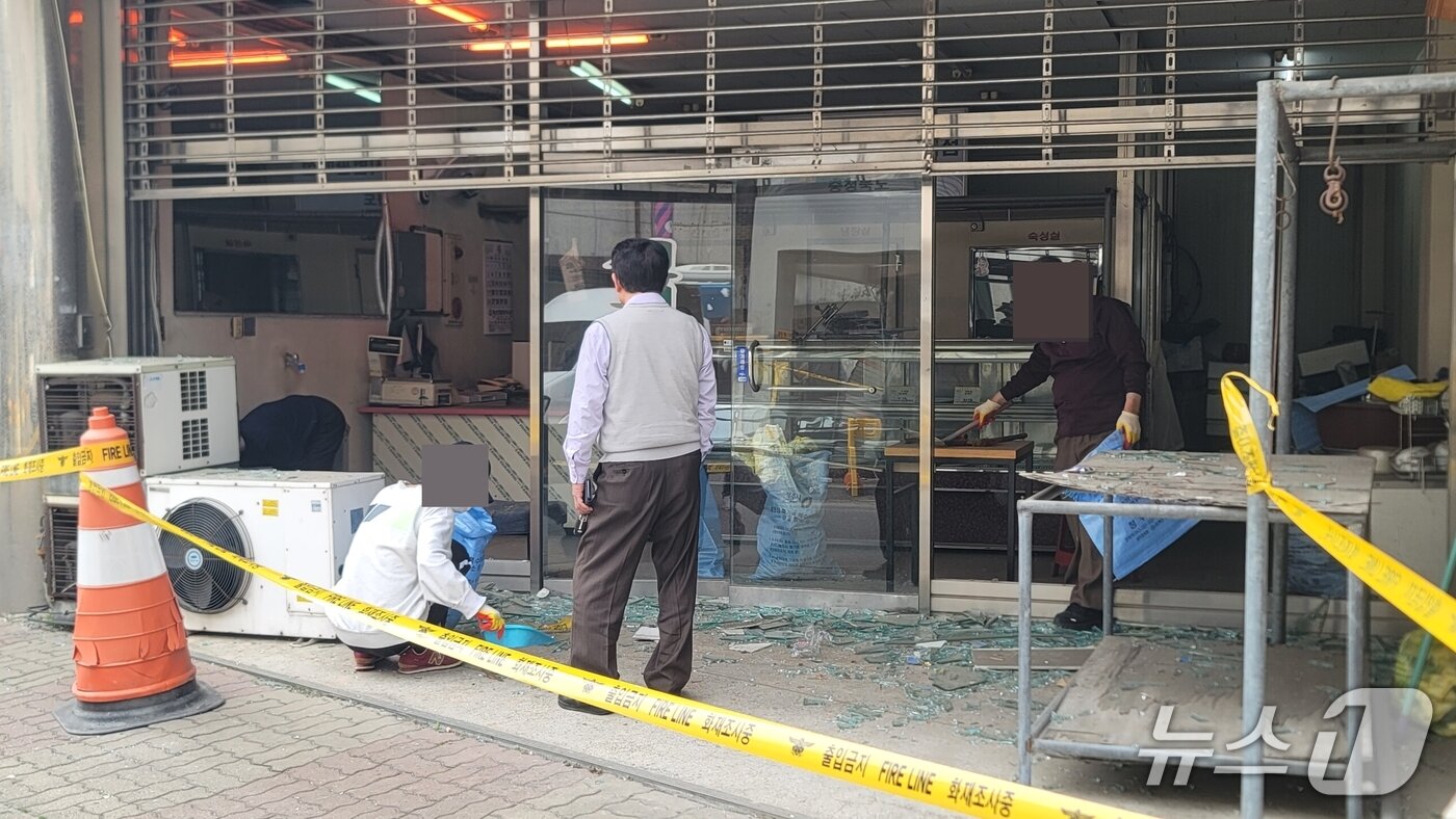 본문 이미지 - 가게를 정리하는 모습