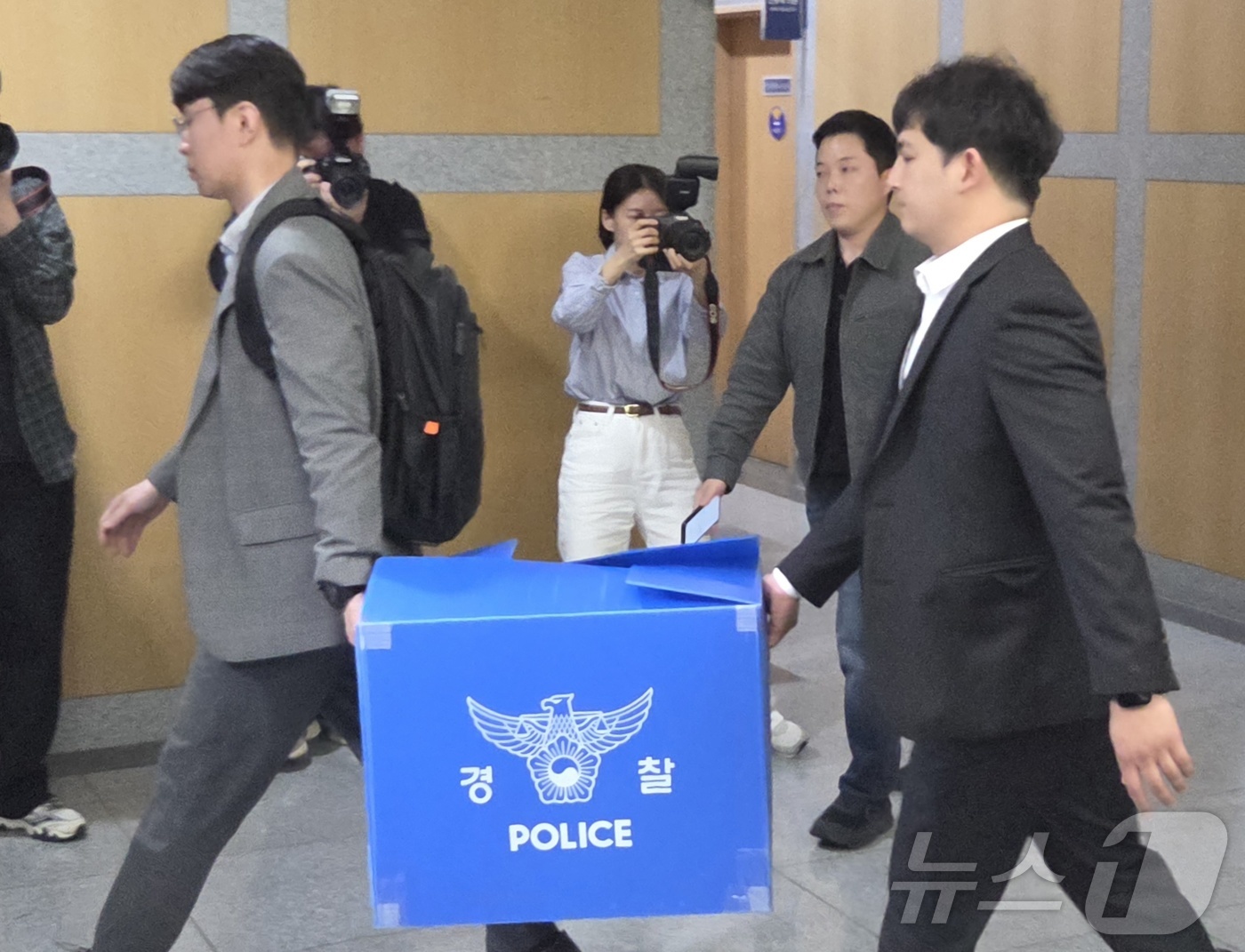 (전주=뉴스1) 유경석 기자 = 전북경찰청 반부패경제범죄수사대 수사관들이 15일 전북 전주시 전북특별자치도의회 김슬지 도의원실에서 식사비 대납 의혹 압수수색을 마치고 압수품을 옮기 …