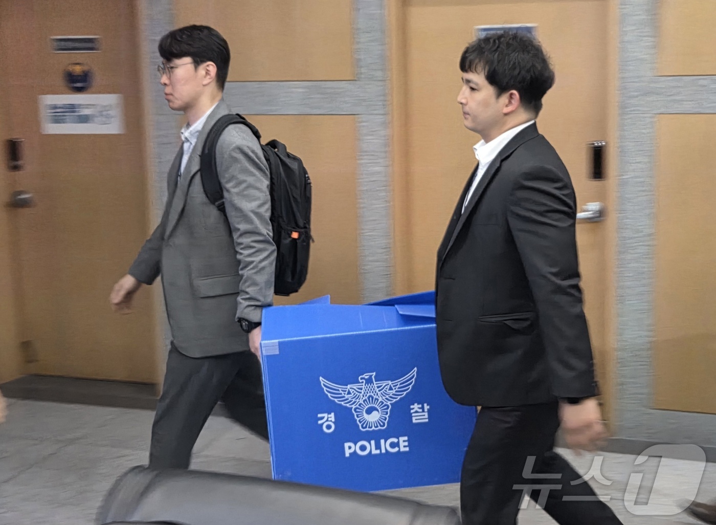 (전주=뉴스1) 유경석 기자 = 전북경찰청 반부패경제범죄수사대 수사관들이 15일 전북 전주시 전북특별자치도의회 김슬지 도의원실에서 식사비 대납 의혹 압수수색을 마치고 압수품을 옮기 …