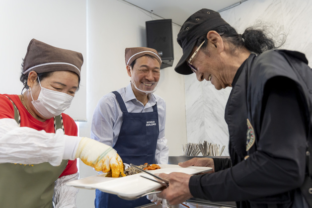 우상호 "어르신 살던 곳서 건강한 노후"…춘천·영월서 복지 행보