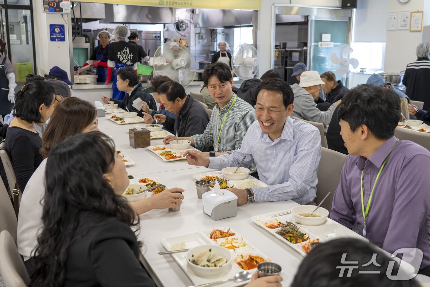 본문 이미지 - 춘천 남부노인복지회관 배식봉사.(우상호 예비후보 측 제공. 재판매 및 DB금지)/뉴스1