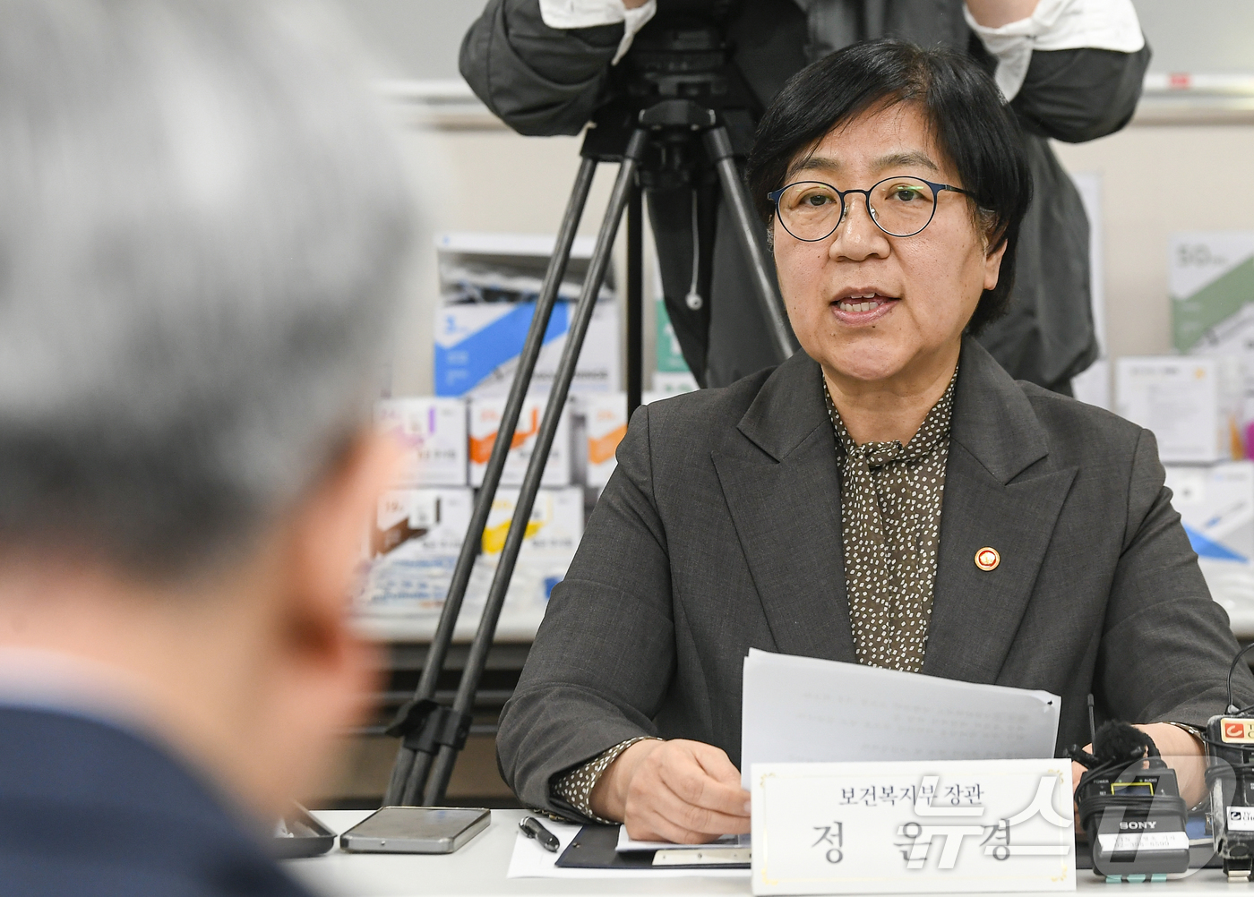 (안산=뉴스1) 김영운 기자 = 정은경 보건복지부 장관이 15일 경기도 안산시 단원구 한국백신 대회의실에 열린 '혈액 투석의원 대상 주사기 공급 핫라인 구축 협약식'에서 인사말을 …