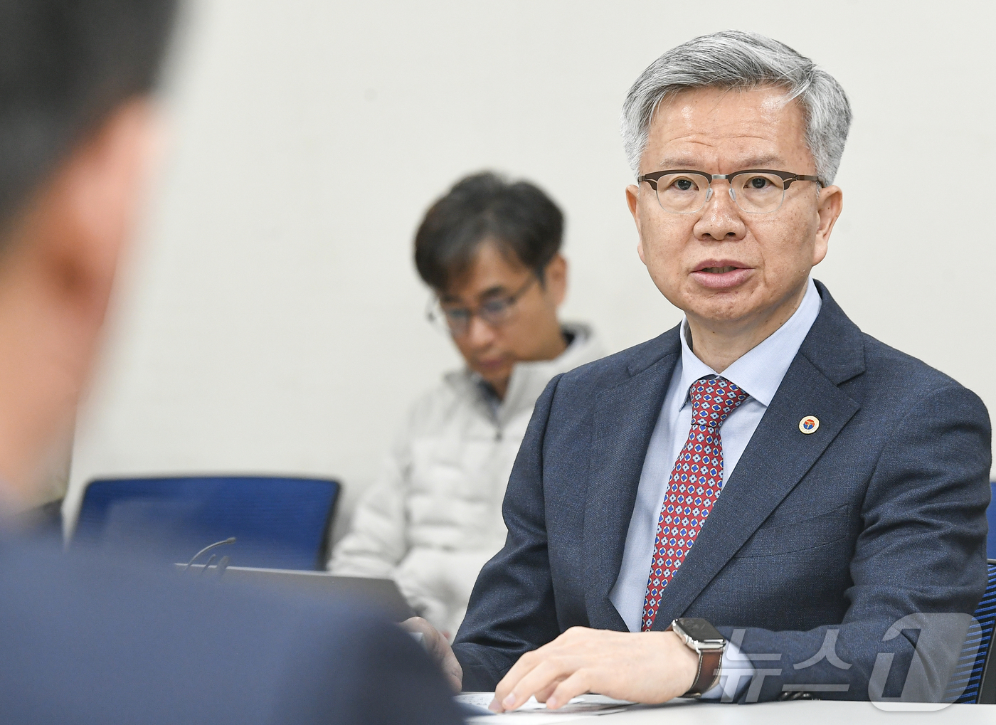 (안산=뉴스1) 김영운 기자 = 김택우 대한의사협회 회장이 15일 경기도 안산시 단원구 한국백신 대회의실에 열린 '혈액 투석의원 대상 주사기 공급 핫라인 구축 협약식'에서 인사말을 …