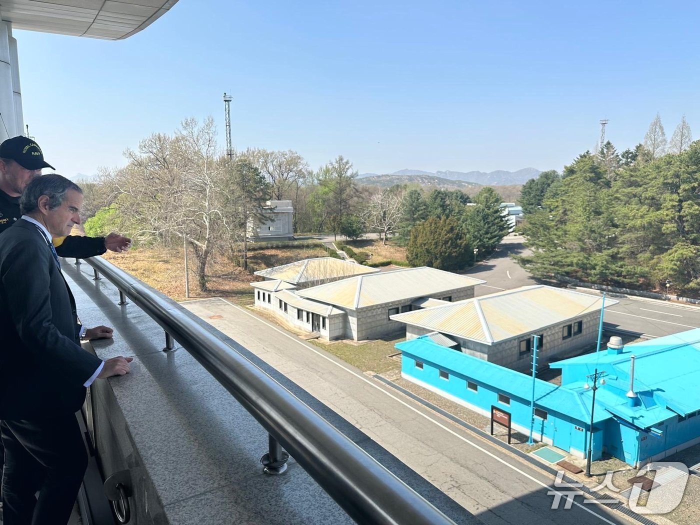 본문 이미지 - 라파엘 그로시 국제원자력기구(IAEA) 사무총장이 15일 방한 중 비무장지대(DMZ)를 방문했다. 2026.04.15. (그로시 엑스 갈무리)