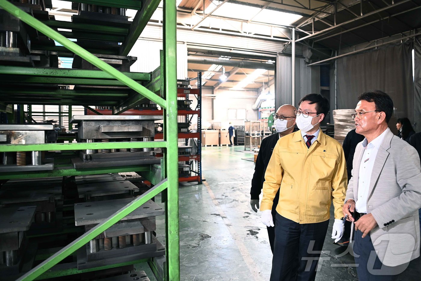 (서울=뉴스1) = 여한구 산업통상부 통상교섭본부장이 15일 경기도 포천시에 위치한 자동차 부품(브레이크 패드·슈) 생산·수출기업인 디온리 오토모티브에서 시설을 둘러보고 있다. ( …