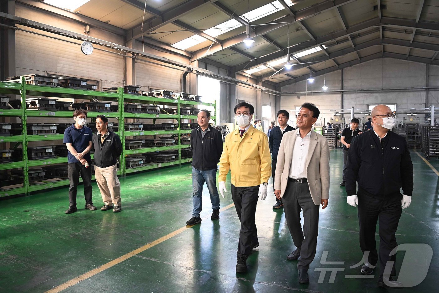 (서울=뉴스1) = 여한구 산업통상부 통상교섭본부장이 15일 경기도 포천시에 위치한 자동차 부품(브레이크 패드·슈) 생산·수출기업인 디온리 오토모티브에서 시설을 둘러보고 있다. ( …