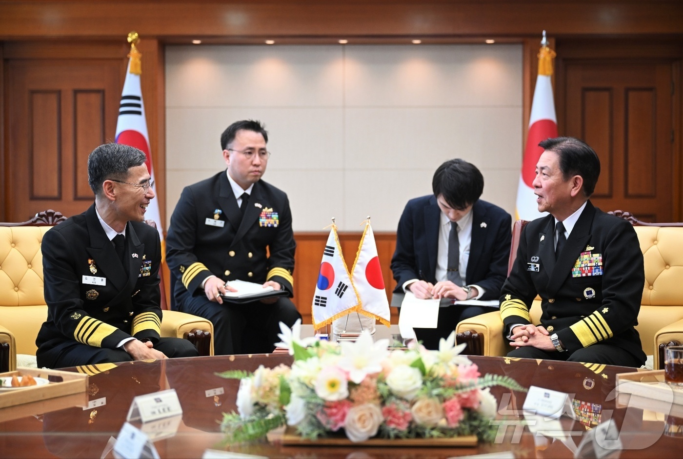 (서울=뉴스1) = 김경률 해군참모총장과 사이토 아키라 일본 해상막료장이 15일 서울 해군재경대대에서양자대담을 하고 있다. (해군 제공. 재판매 및 DB 금지)  2026.4.15 …