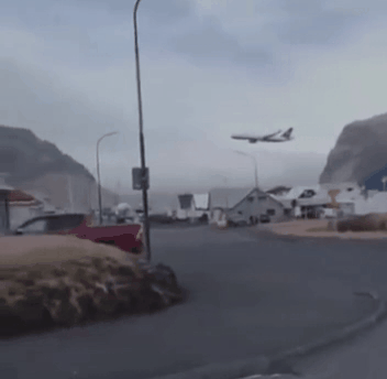 "은퇴 기념 저공비행 한번!"…조종사 일탈에 고향 마을 '공포'