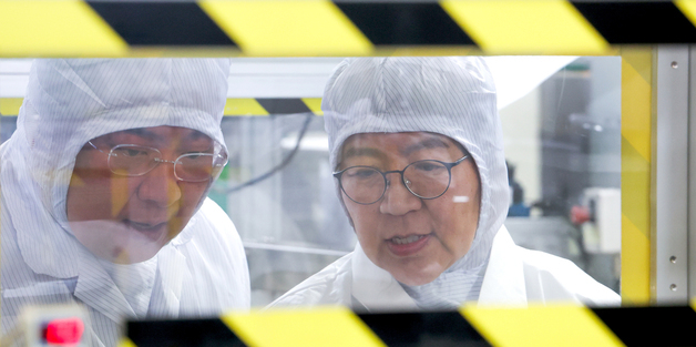 '약포지' 생산 공장 찾은 정은경 "정부 조치 잘 따라 달라"