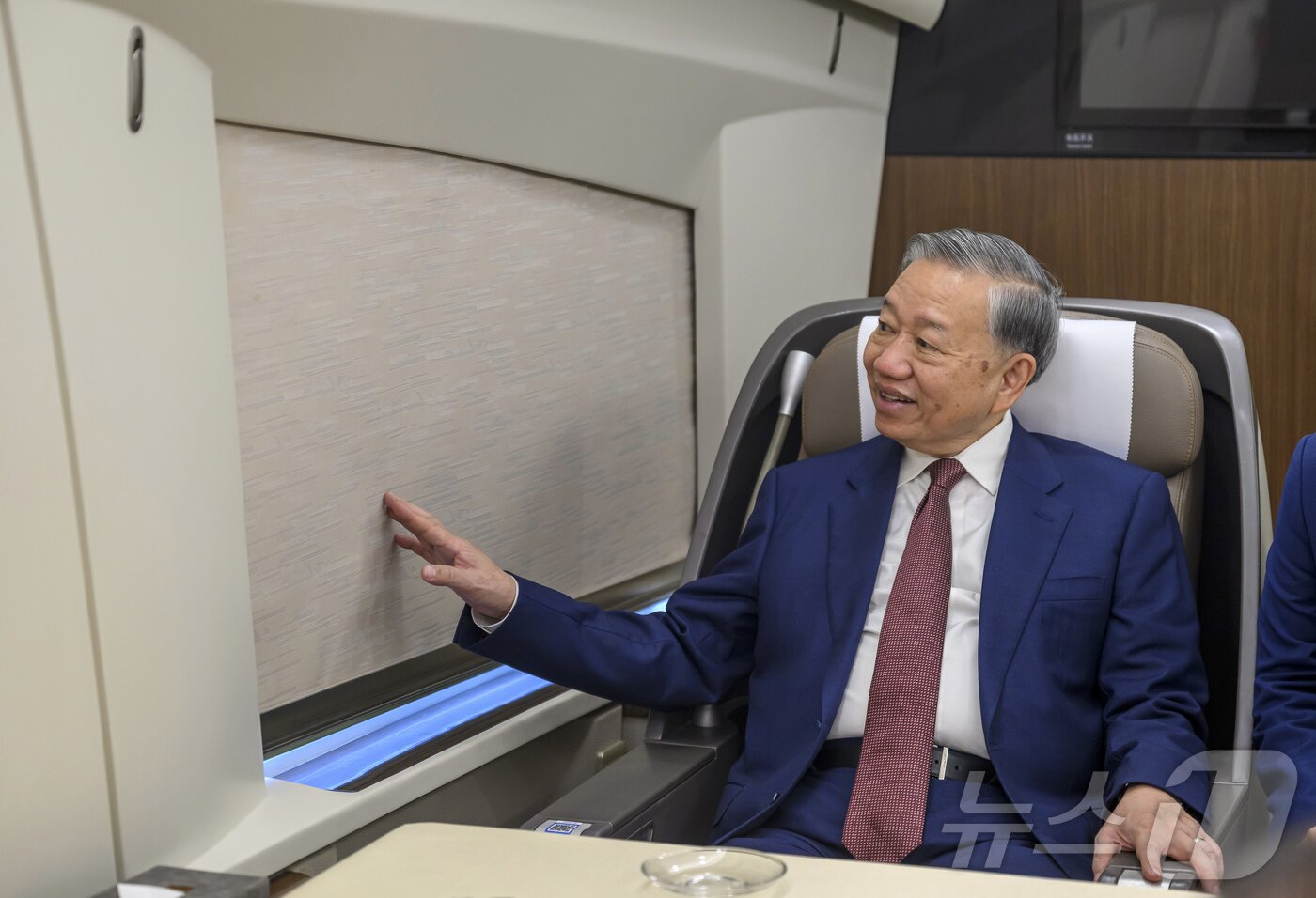 본문 이미지 - 또 럼 베트남 서기장이 14일 중국 베이징에 도착한 후 고속철도를 타고 허베이성 슝안신구를 방문했다. 2026.4.14 ⓒ 신화=뉴스1