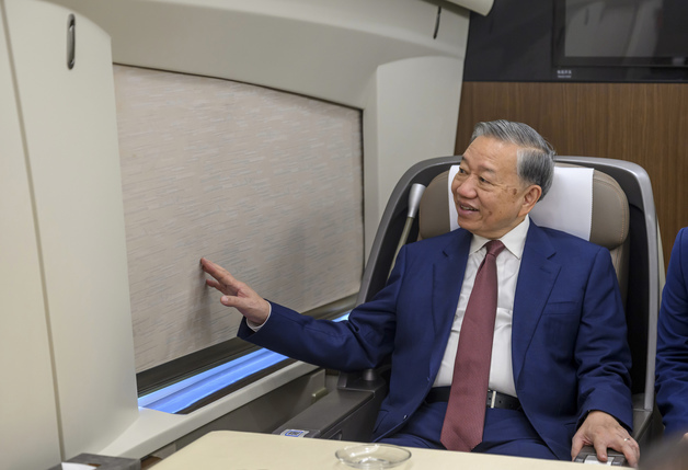 [포토] 中 고속철도 탑승한 또 럼 베트남 서기장