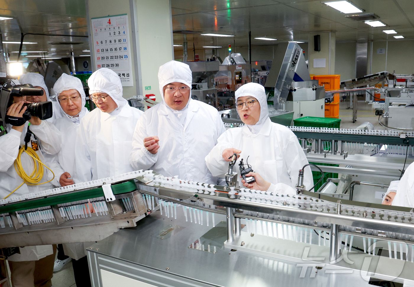 (안산=뉴스1) 김영운 기자 = 정은경 보건복지부 장관 및 관계자들이 15일 오후 경기 안산시 단원구 한국백신에서 중동전쟁 대응 주사기 공급망 구축 협약식을 마치고 주사기 생산라인 …