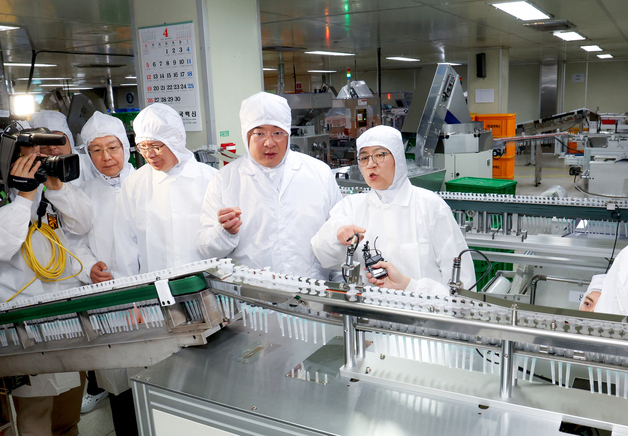 주사기 생산시설 찾은 정은경 장관