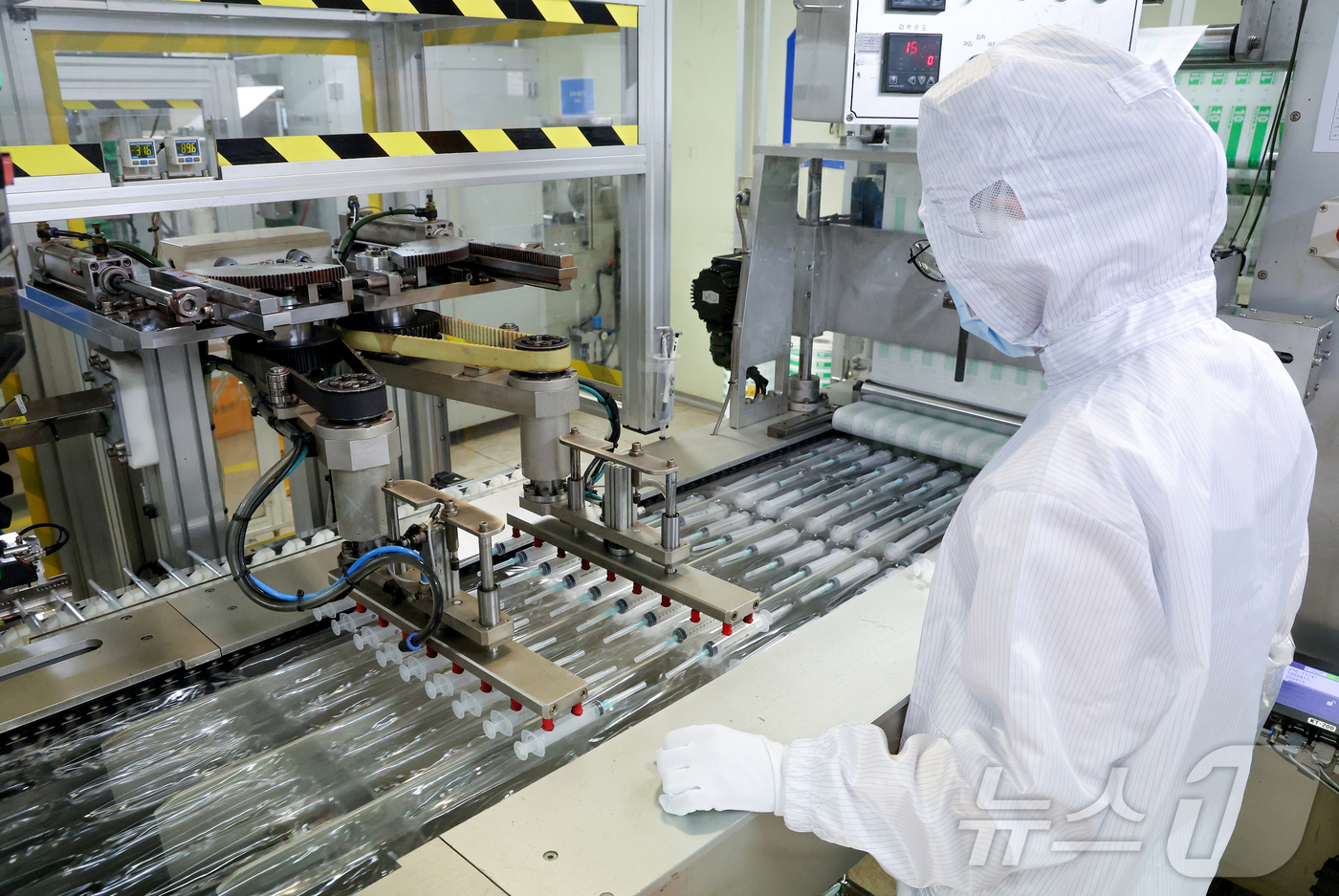 (안산=뉴스1) 김영운 기자 = 15일 오후 경기 안산시 단원구 한국백신에서 직원들이 주사기 제품을 만들고 있다. (공동취재)  2026.4.15/뉴스1
