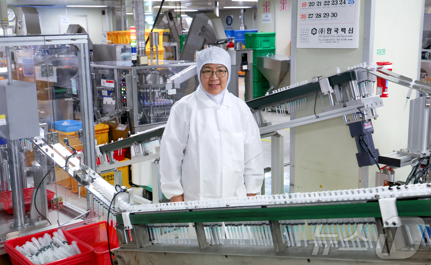 (안산=뉴스1) 김영운 기자 = 정은경 보건복지부 장관이 15일 오후 경기 안산시 단원구 한국백신에서 중동전쟁 대응 주사기 공급망 구축 협약식을 마치고 주사기 생산라인을 살펴보고 …