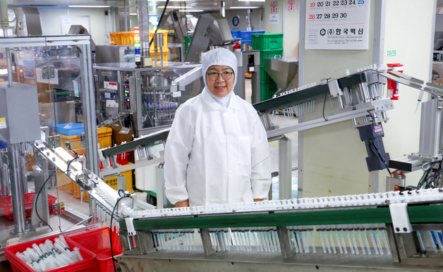 주사기 생산라인 찾은 정은경 장관