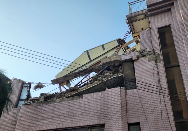 서울 서초구 뱅뱅사거리 철거 현장 건물 일부 부서져…인명피해 없어