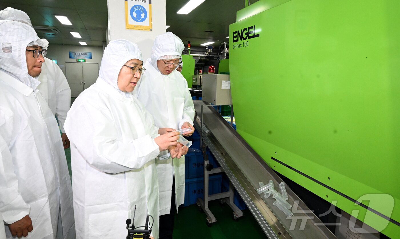 본문 이미지 - 정은경 보건복지부장관이 15일 경기 안산시 단원구 한국백신에서 주사기 원료인 폴리프로필렌(PP) 수급 상황을 점검하고 있다. (공동취재) 2026.4.15 ⓒ 뉴스1 김영운 기자