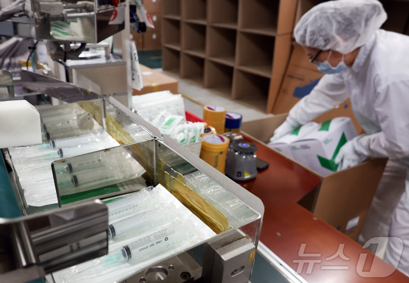 (안산=뉴스1) 김영운 기자 = 15일 경기도 안산시 단원구 한국백신 공장에서 완성된 주사기 포장작업이 진행되고 있다. (공동취재) 2026.4.15/뉴스1