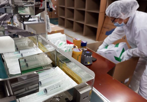 완성된 주사기 포장작업