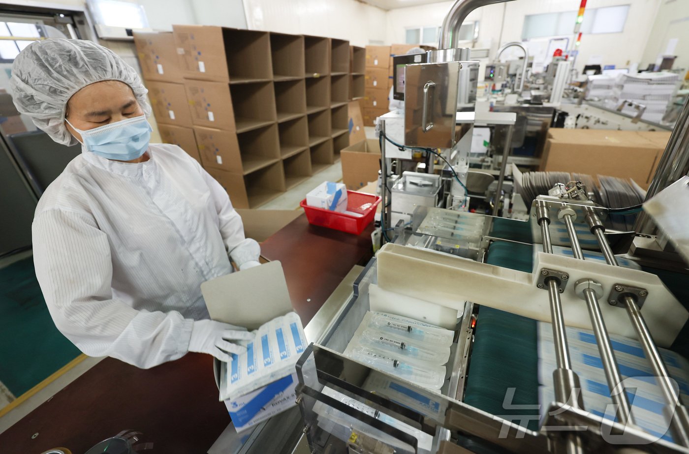 (안산=뉴스1) 김영운 기자 = 15일 경기도 안산시 단원구 한국백신 공장에서 완성된 주사기 포장작업이 진행되고 있다. (공동취재) 2026.4.15/뉴스1