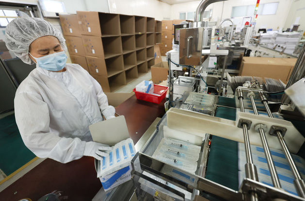 완성된 주사기 포장작업