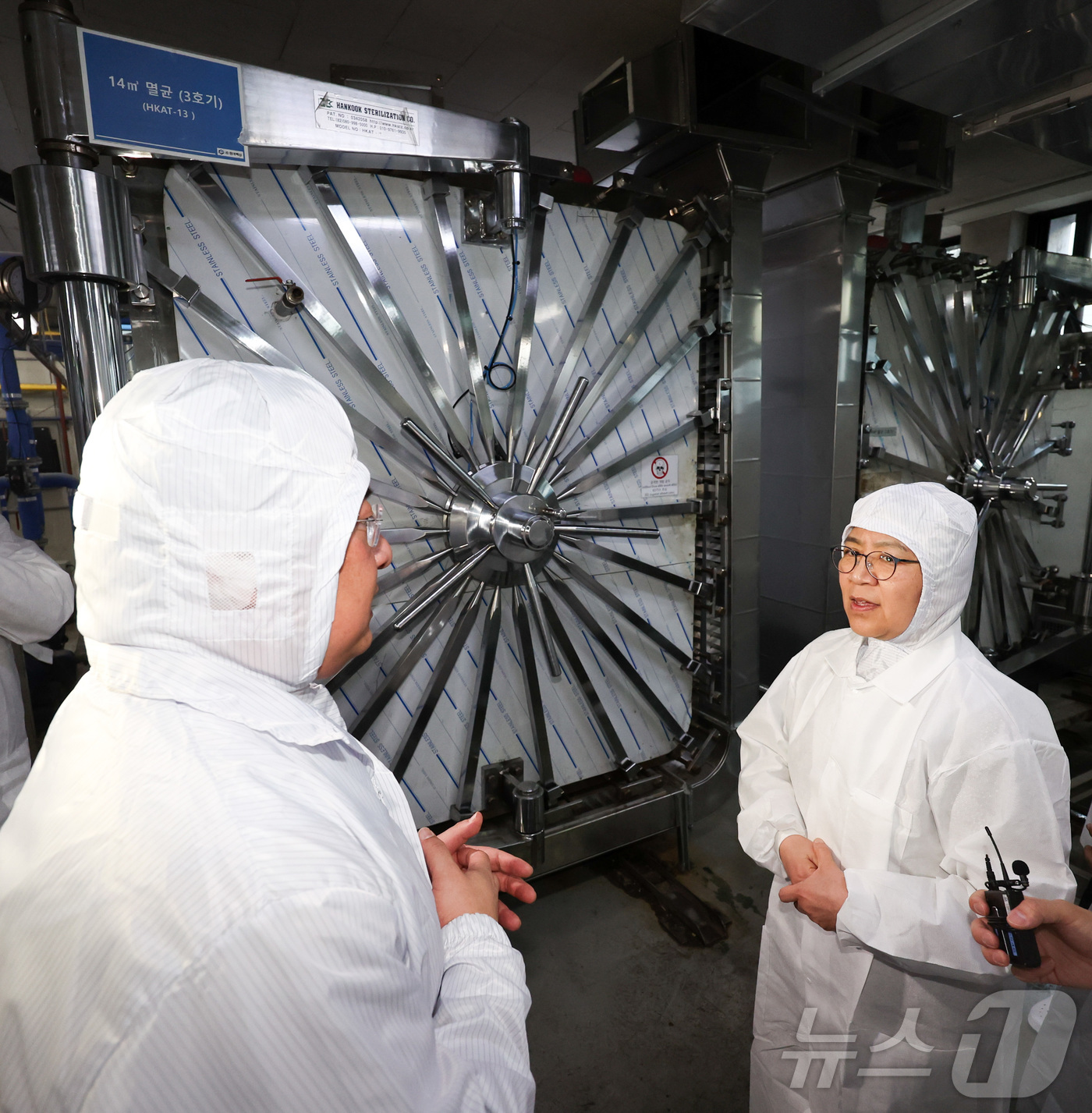 (안산=뉴스1) 김영운 기자 = 정은경 보건복지부 장관이 15일 경기도 안산시 단원구 한국백신 공장을 찾아 하성배 한국백신 대표로부터 주사기 제품 멸균 관련 설명을 듣고 있다.(공 …