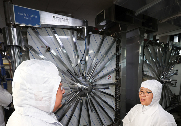 완성 제품 멸균 관련 설명 듣는 정은경 장관