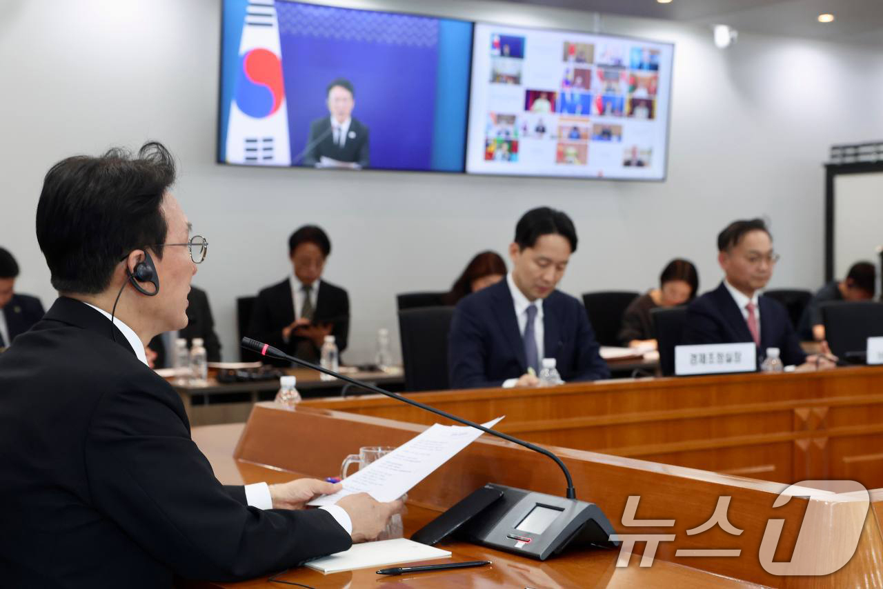 (서울=뉴스1) = 김민석 국무총리가 15일 서울 종로구 정부서울청사에서 열린 아시아 탄소중립 공동체 플러스 온라인 정상회의에서 발언을 하고 있다. (총리실 제공. 재판매 및 DB …