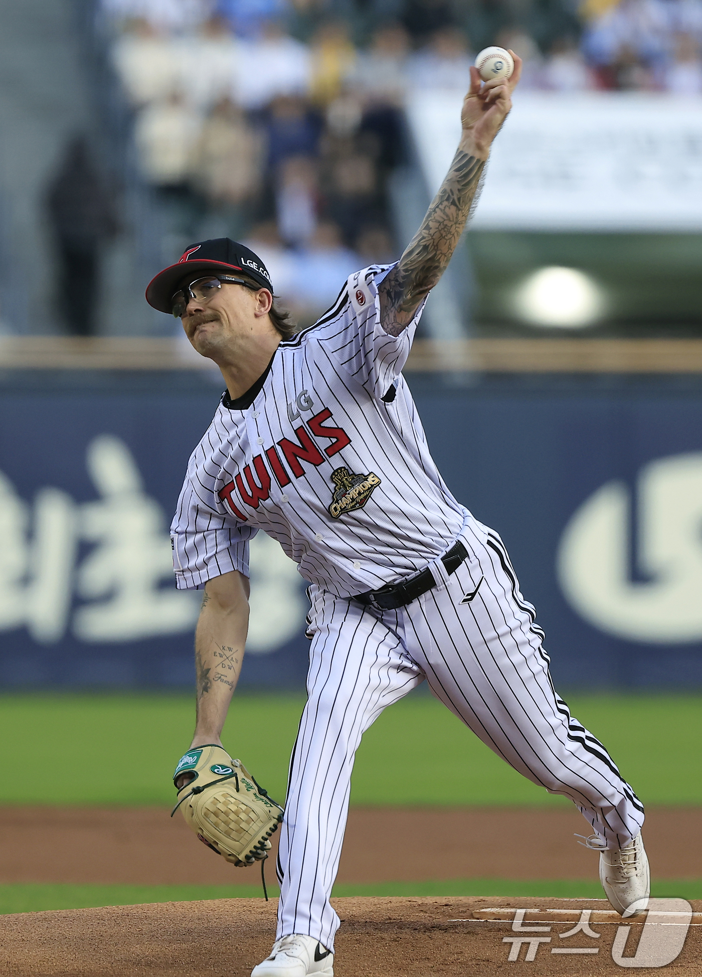 (서울=뉴스1) 박정호 기자 = LG 선발 라클란 웰스가 15일 서울 송파구 잠실야구장에서 열린 '2026 신한 SOL KBO리그' 롯데 자이언츠와 LG 트윈스의 경기 1회초 역투 …