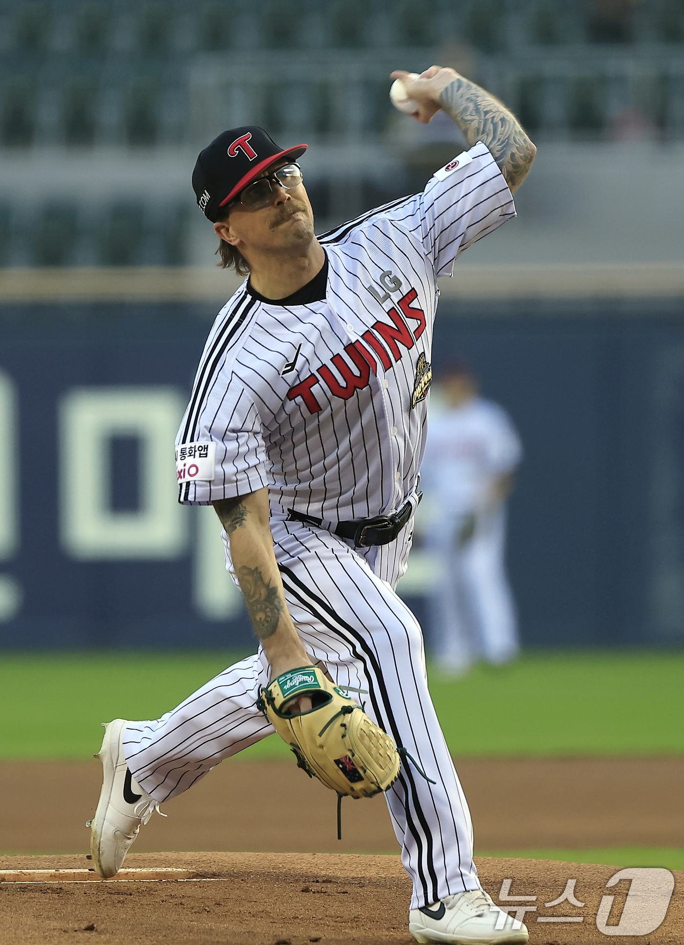 (서울=뉴스1) 박정호 기자 = LG 선발 라클란 웰스가 15일 서울 송파구 잠실야구장에서 열린 '2026 신한 SOL KBO리그' 롯데 자이언츠와 LG 트윈스의 경기 1회초 역투 …