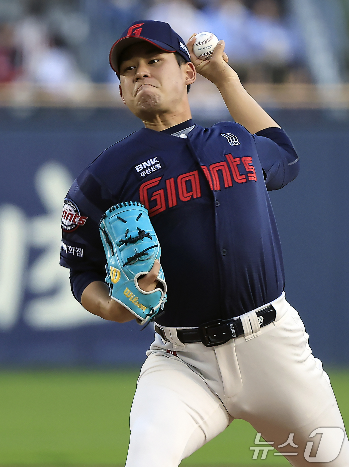 (서울=뉴스1) 박정호 기자 = 롯데 선발 김진욱이 15일 서울 송파구 잠실야구장에서 열린 '2026 신한 SOL KBO리그' 롯데 자이언츠와 LG 트윈스의 경기 1회말 역투하고 …