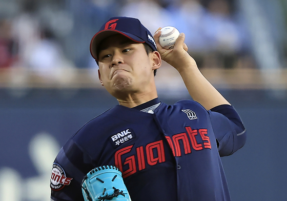 힘차게 공 던지는 롯데 선발 김진욱