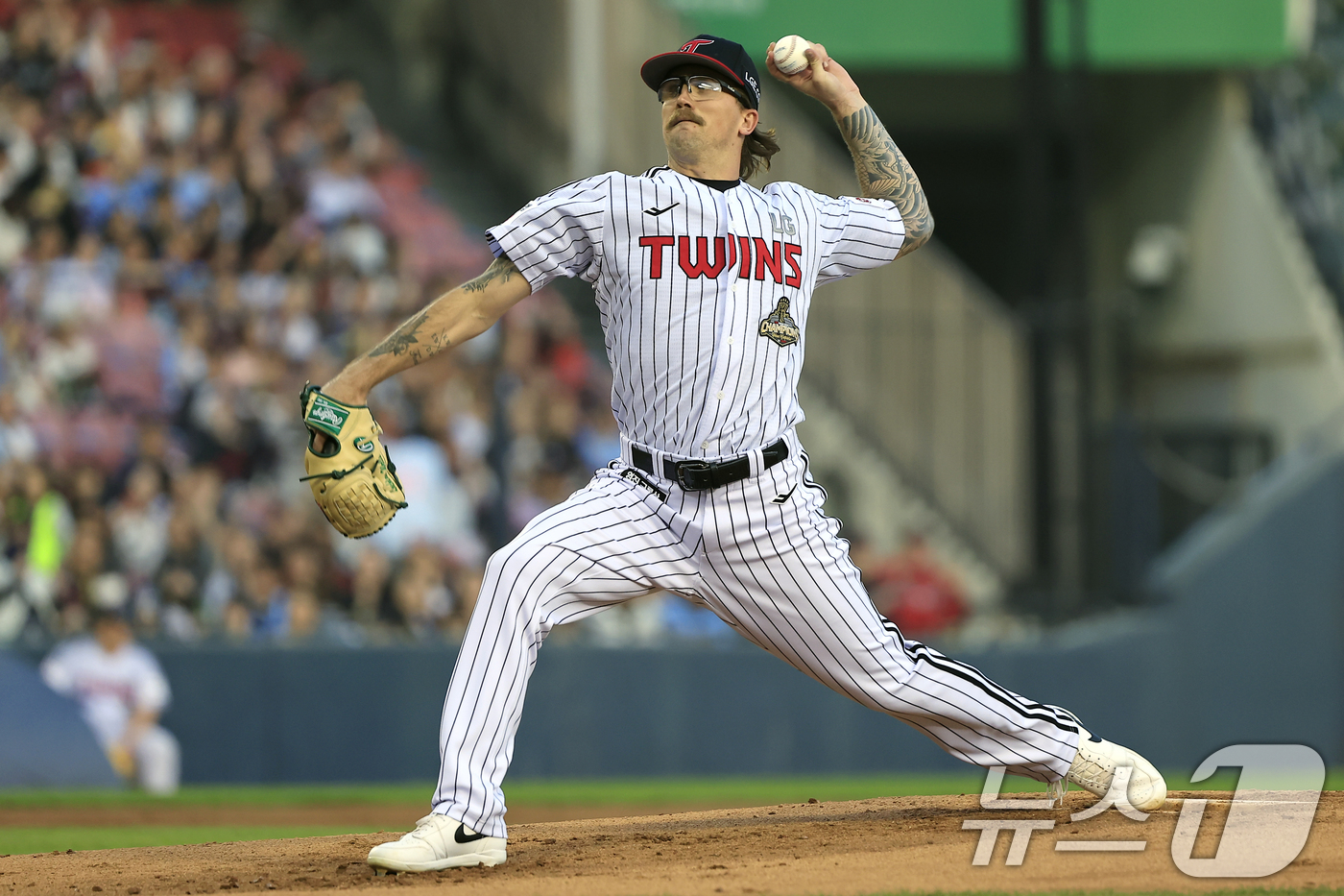 (서울=뉴스1) 박정호 기자 = LG 선발 라클란 웰스가 15일 서울 송파구 잠실야구장에서 열린 '2026 신한 SOL KBO리그' 롯데 자이언츠와 LG 트윈스의 경기 1회초 역투 …