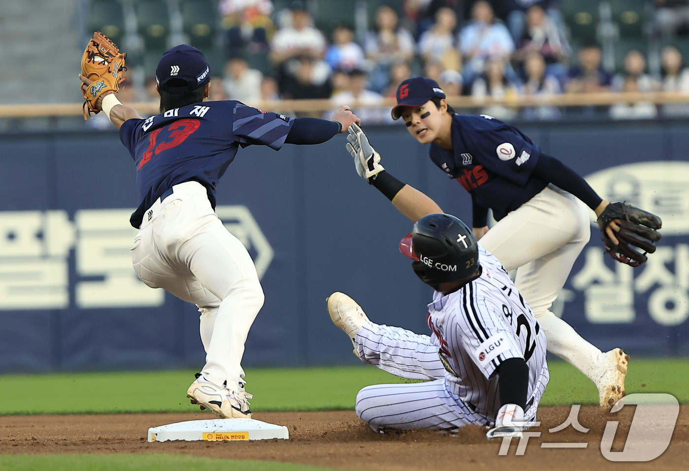 (서울=뉴스1) 박정호 기자 = 15일 서울 송파구 잠실야구장에서 열린 '2026 신한 SOL KBO리그' 롯데 자이언츠와 LG 트윈스의 경기, 1회말 2사 주자 1루 상황 LG …