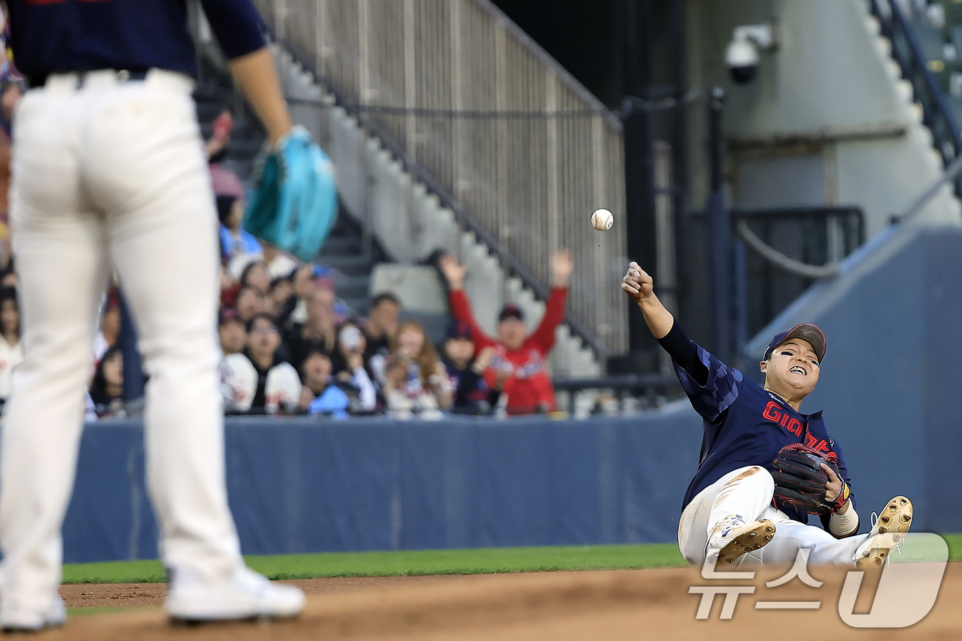 (서울=뉴스1) 박정호 기자 = 15일 서울 송파구 잠실야구장에서 열린 '2026 신한 SOL KBO리그' 롯데 자이언츠와 LG 트윈스의 경기, 1회말 2사 주자 없는 상황 롯데 …