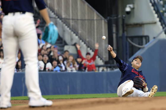 한동희 '오스틴 잡아야 하는데