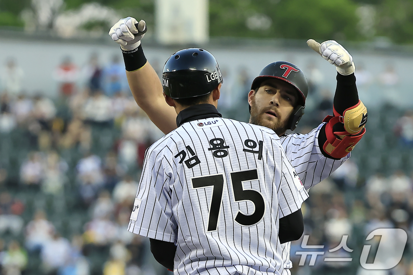 (서울=뉴스1) 박정호 기자 = 15일 서울 송파구 잠실야구장에서 열린 '2026 신한 SOL KBO리그' 롯데 자이언츠와 LG 트윈스의 경기, 1회말 2사 주자 없는 상황 LG …