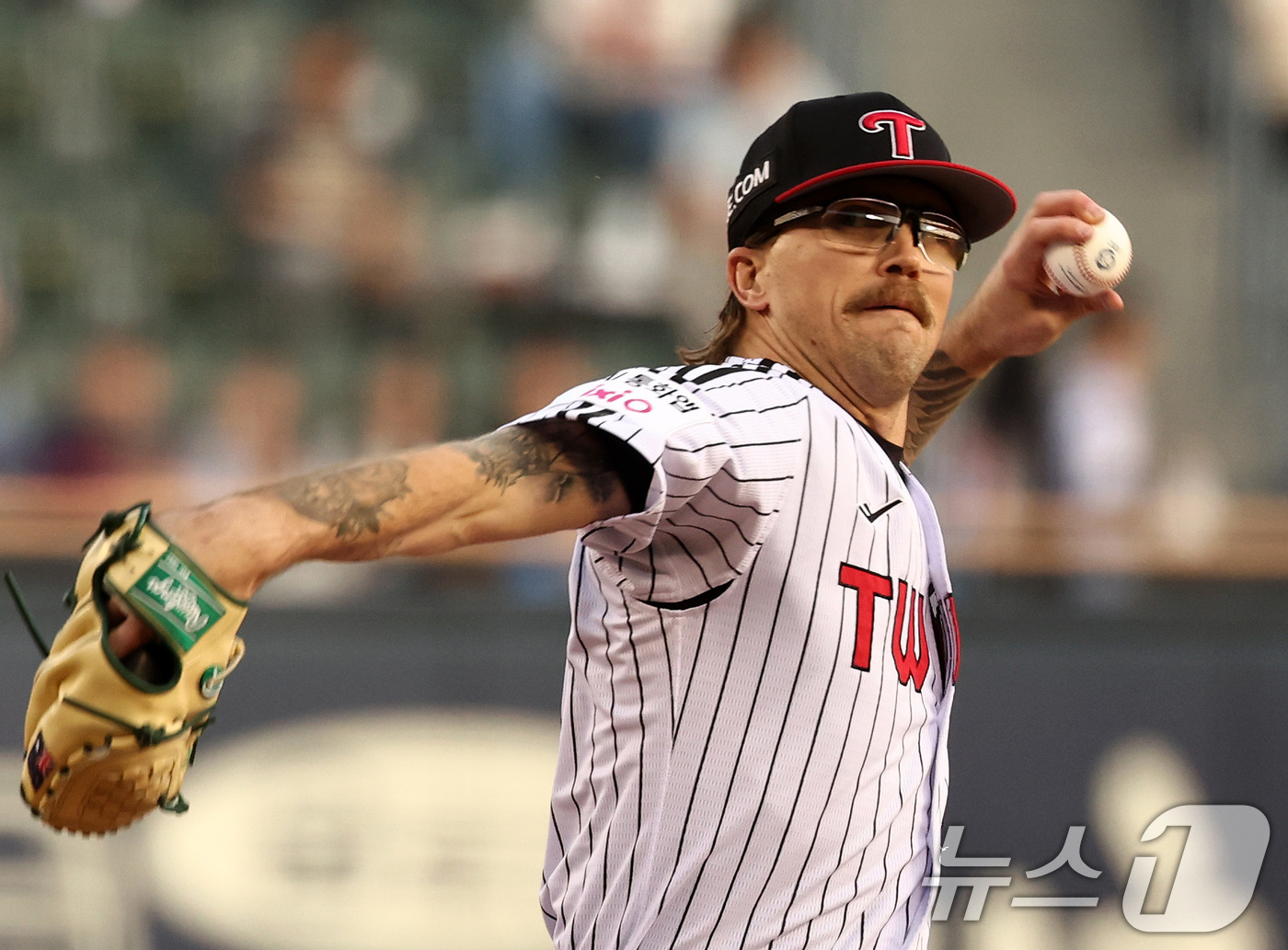 (서울=뉴스1) 최지환 기자 = 15일 서울 송파구 잠실야구장에서 열린 '2026 신한 SOL KBO리그' 열린 롯데자이언츠와 LG트윈스의 경기, LG 선발 웰스가 역투하고 있다. …