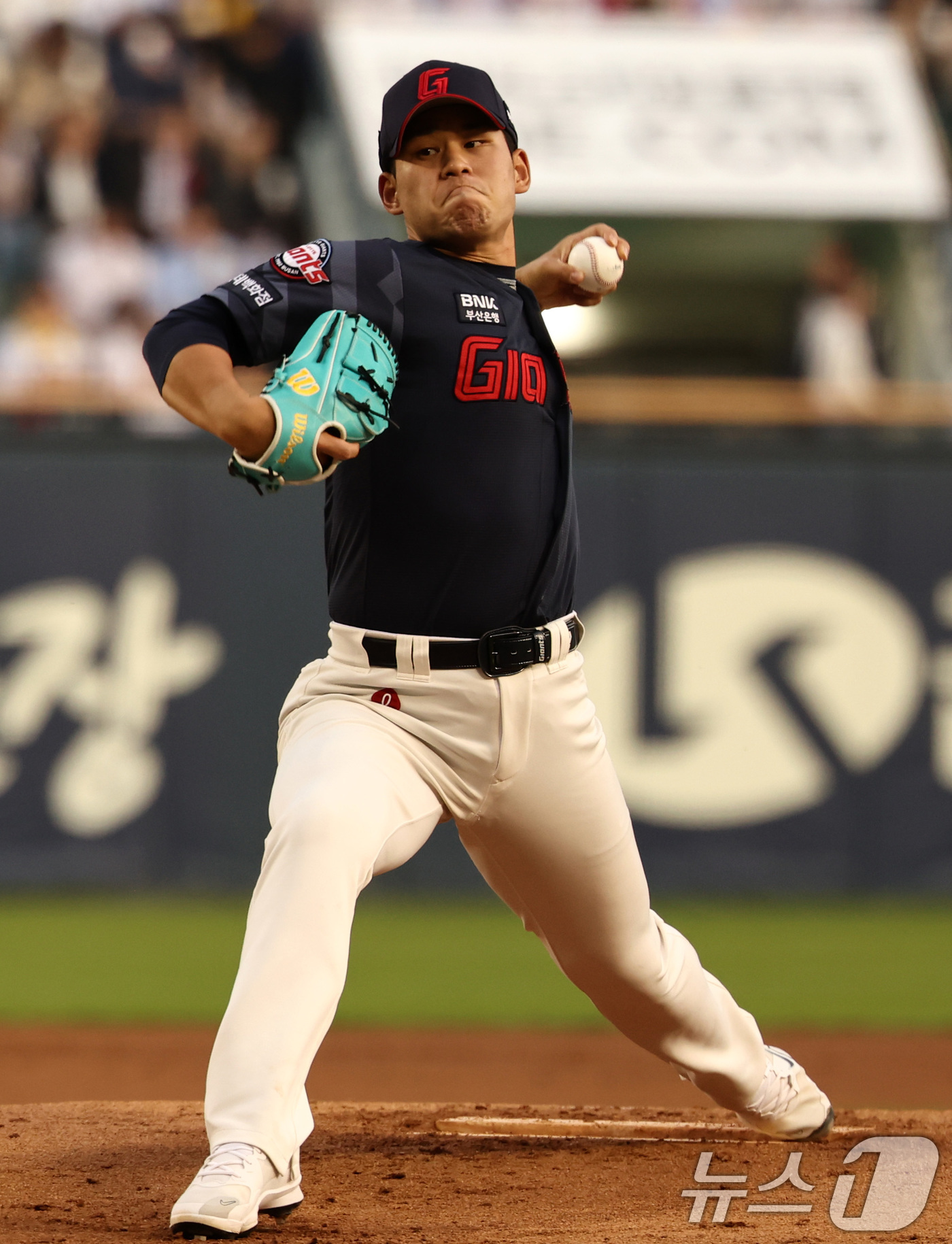 (서울=뉴스1) 최지환 기자 = 15일 서울 송파구 잠실야구장에서 열린 '2026 신한 SOL KBO리그' 열린 롯데자이언츠와 LG트윈스의 경기, 롯데 선발 김진욱이 역투하고 있다 …