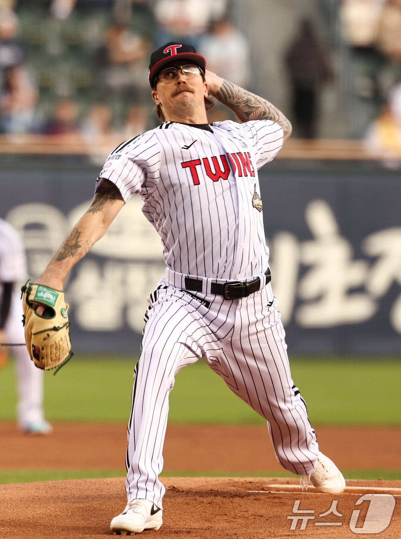 본문 이미지 - 15일 서울 송파구 잠실야구장에서 열린 '2026 신한 SOL KBO리그' 열린 롯데자이언츠와 LG트윈스의 경기, LG 선발 웰스가 역투하고 있다. 2026.4.15 ⓒ 뉴스1 최지환 기자