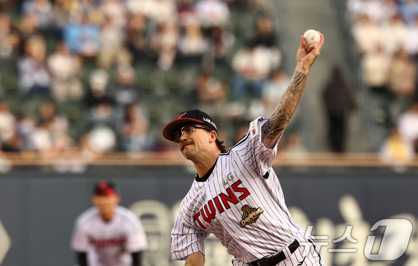 (서울=뉴스1) 최지환 기자 = 15일 서울 송파구 잠실야구장에서 열린 '2026 신한 SOL KBO리그' 열린 롯데자이언츠와 LG트윈스의 경기, LG 선발 웰스가 역투하고 있다. …