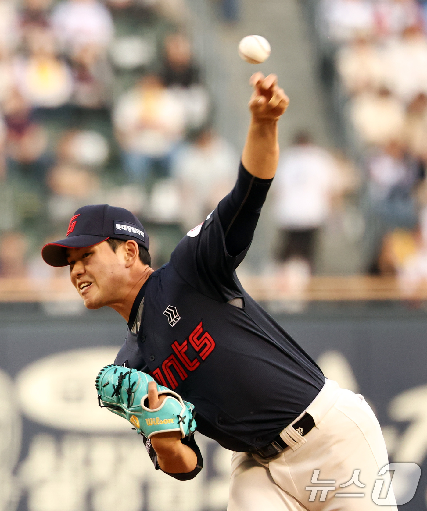 (서울=뉴스1) 최지환 기자 = 15일 서울 송파구 잠실야구장에서 열린 '2026 신한 SOL KBO리그' 열린 롯데자이언츠와 LG트윈스의 경기, 롯데 선발 김진욱이 역투하고 있다 …