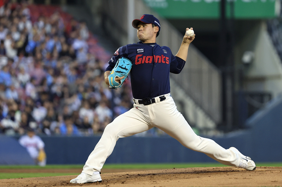 롯데 연패 끊은 김진욱 호투…김태형 감독 "자기 공 던진다" 흐뭇