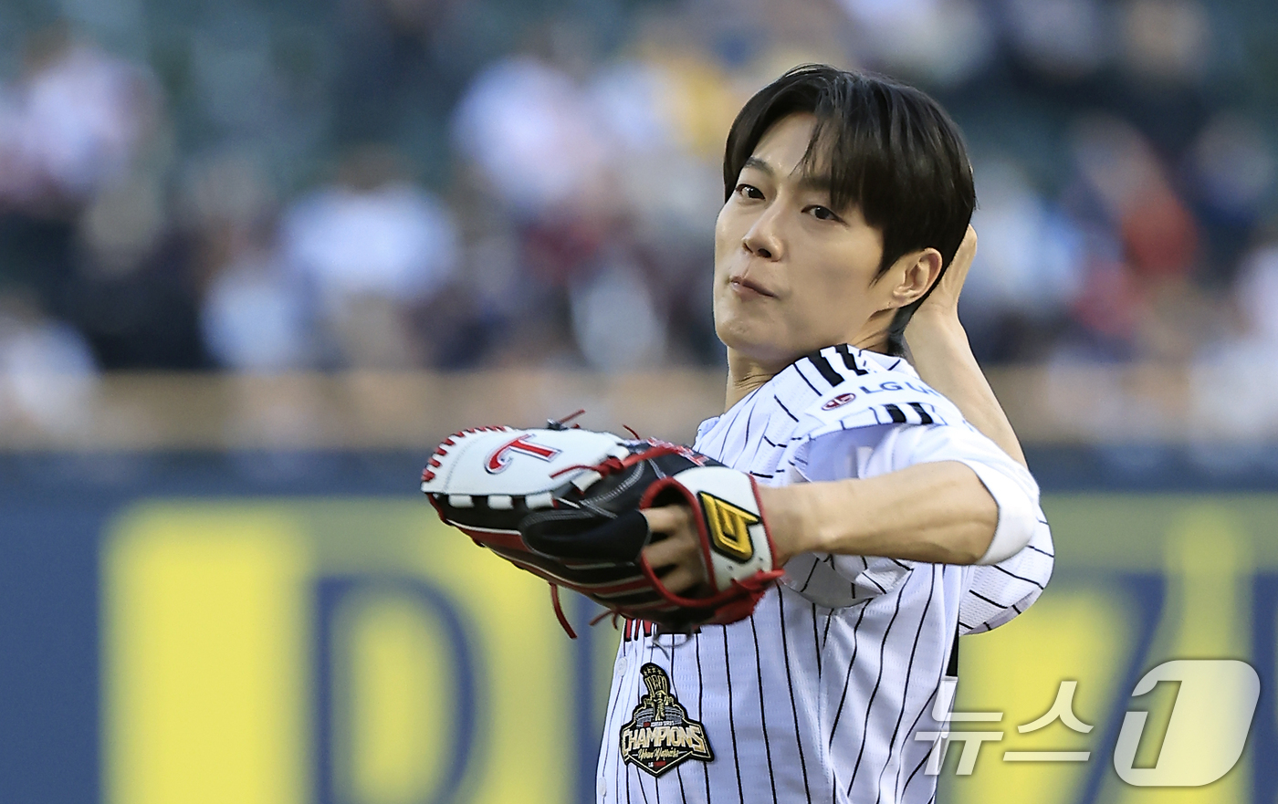 (서울=뉴스1) 박정호 기자 = 배우 윤두준이 15일 서울 송파구 잠실야구장에서 열린 '2026 신한 SOL KBO리그' 롯데 자이언츠와 LG 트윈스의 경기에 앞서 승리 기원 시구 …