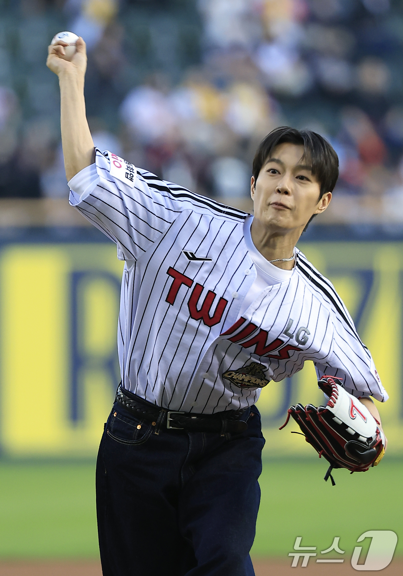 (서울=뉴스1) 박정호 기자 = 배우 윤두준이 15일 서울 송파구 잠실야구장에서 열린 '2026 신한 SOL KBO리그' 롯데 자이언츠와 LG 트윈스의 경기에 앞서 승리 기원 시구 …