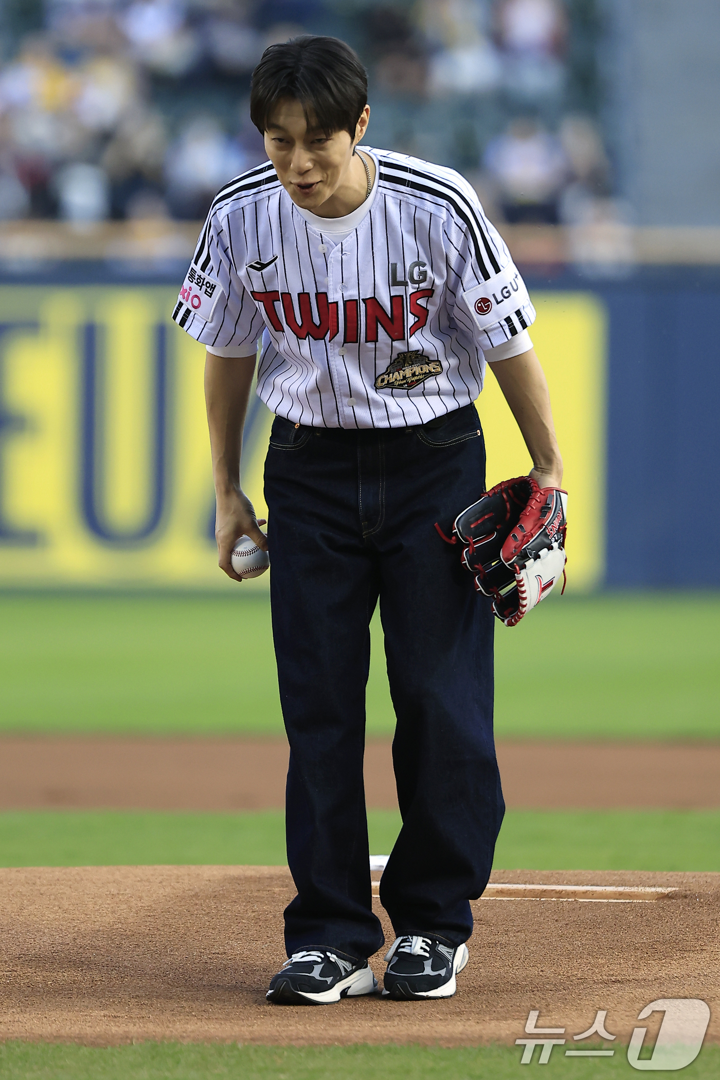 (서울=뉴스1) 박정호 기자 = 배우 윤두준이 15일 서울 송파구 잠실야구장에서 열린 '2026 신한 SOL KBO리그' 롯데 자이언츠와 LG 트윈스의 경기에 앞서 승리 기원 시구 …