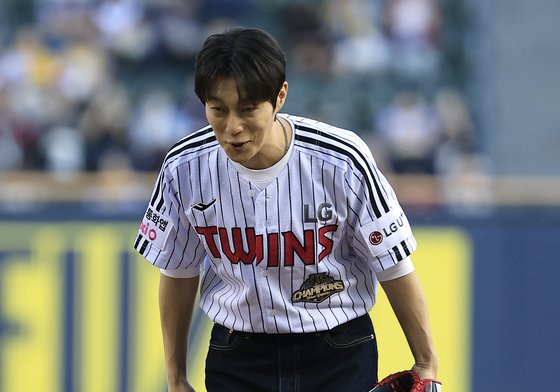 인사하는 윤두준